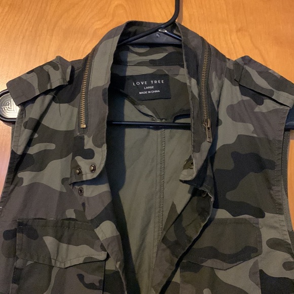 Vest - Picture 2 of 3